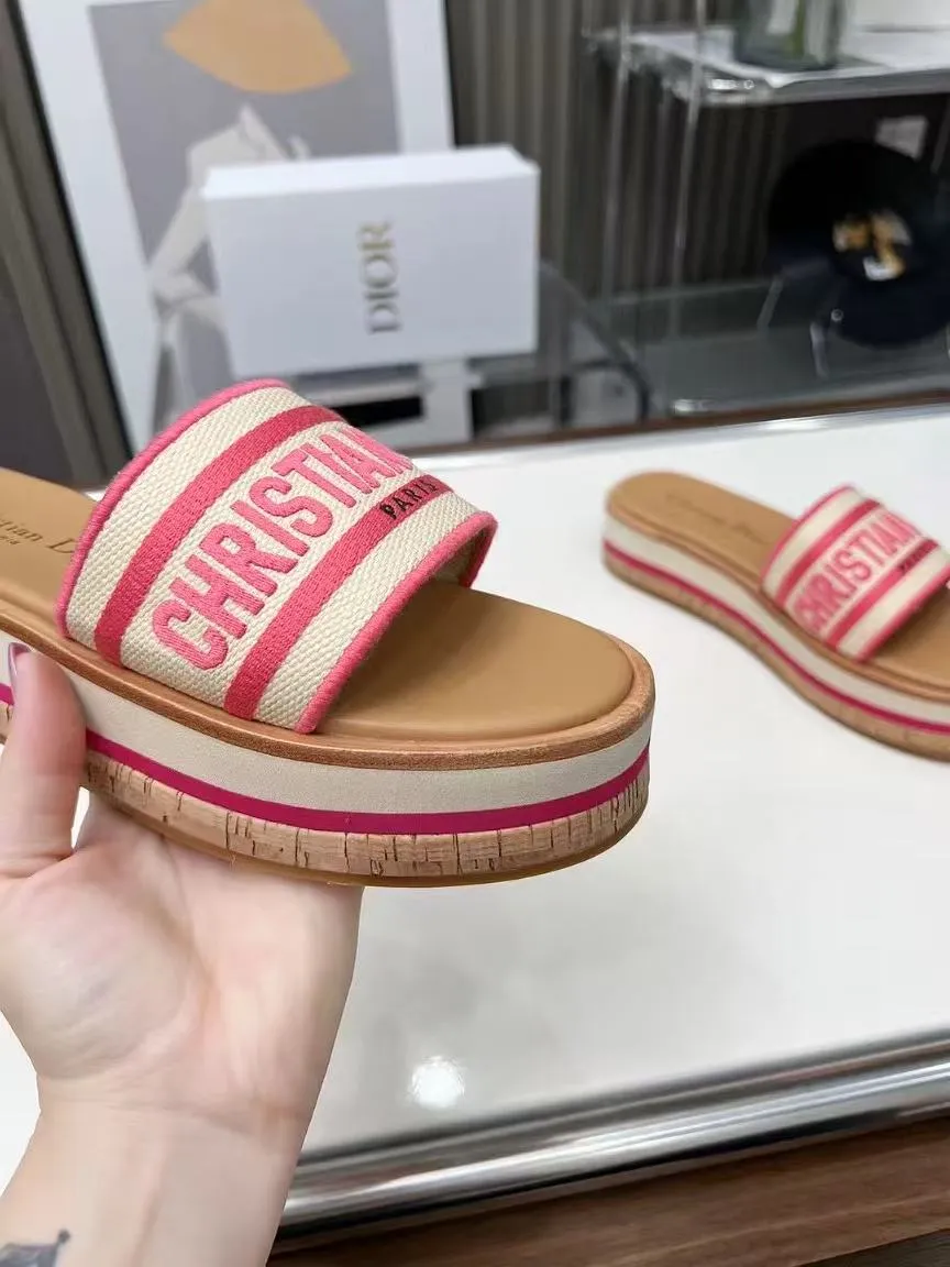 👟👟Ex-factory price 420👟👟 Dior's new spring and summer IVIETA DWAY jelly-colored flat-soled one-slip women's shoes with CD letter logo three-dimensional embroidery thick-soled round-toe open-toe slippers. The original version is developed to be the top version on the market. It feels soft and delicate on the feet and is extremely comfortable. Material: Upper imported raffia electric embroidery high-temperature water-soluble cotton technical fabric + water-dyed cowhide foot pad lining + original consistent combination outsole Outsole: original outsole Size: 35-42 (40.41.42 custom-made, non-refundable and non-exchangeable)